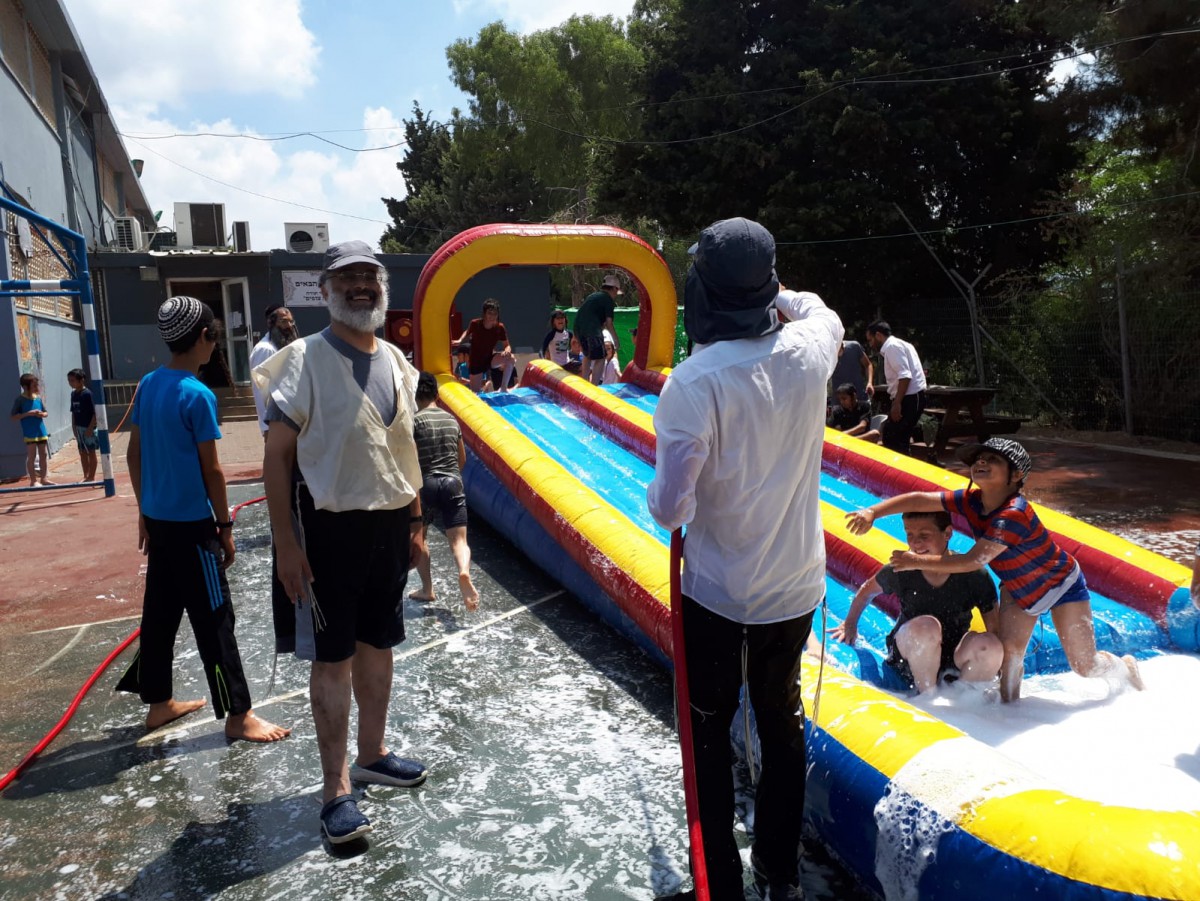 הרב עדני מארגן פעילות מתנפחים לקייטנת סוף השנה